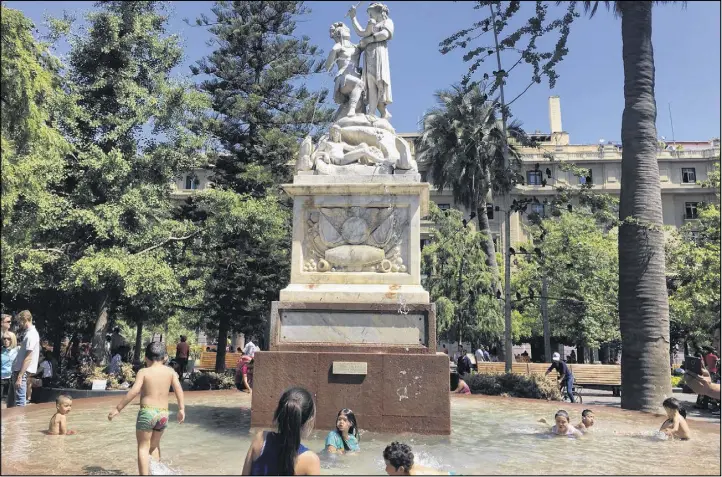  ?? PAULINE FROMMER PHOTO ?? Children play in the fountain at Plaza des Armas in Santiago, Chile.