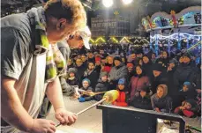  ?? SZ-FOTO: MAS ?? Ein Highlight auf dem Weihnachts­markt: die Glasbläser.