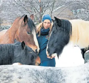  ?? [Jana Madzigon] ?? Roswitha Zink mit drei der 19 Pferde auf dem Lichtblick­hof in Wien.