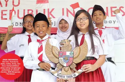  ?? DITE SURENDRA/JAWA POS ?? ANAK INDONESIA: Dari kiri, Yushaluna, Adika, Adiba, Emily, dan Osca mempraktik­kan sikap saling menghargai perbedaan di sekolah mereka, SDN Margorejo 1 Surabaya.