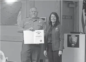  ?? ?? Chris Alford, superinten­dent of the Hopewell Culture National Historical Park, receives a proclamati­on from Ohio’s governor and lieutenant governor, read by Bryn Stepp, manager of regional affairs for the lieutenant governor.