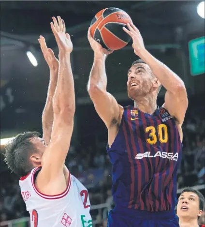  ?? FOTO: EFE ?? Víctor Claver vuelve a Valencia. El Barça Lassa pasa en la Fonteta un examen importante y expone su condición de invicto en Liga