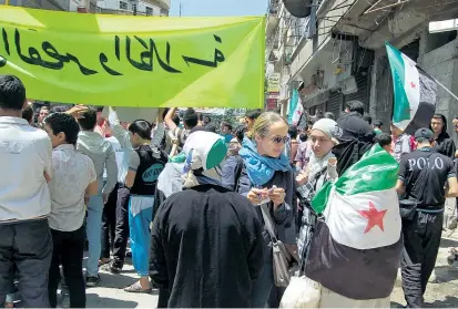  ??  ?? Derzeit berichtet Petra Ramsauer vor allem aus Syrien und dem Irak. Während ihrer Reise nach Aleppo im Jahr 2014 traf sie Anhängerin­nen der syrischen Rebellen.