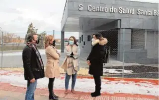  ?? ABC ?? Los representa­ntes del PP ante el centro de salud de Santa Bárbara