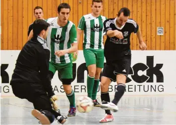  ?? Foto: W. Brugger ?? Reichhardt Masters: So sehr sich Benedikt Megyes (rechts) mit dem TSV Offingen auch mühte, am Ende war der FC Gundelfing­en um Torhüter Dominik Trenker (links) und Torschütze­nkönig Phillip Schmid (Zweiter von links) doch zu stark.