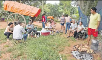  ??  ?? Los integrante­s de la caravana de carreros acampan en un predio asignado por la Municipali­dad de Caacupé. Aquí preparan asado y comparten un karu guasu.