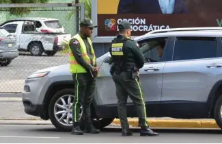  ?? FÉLIX DE LA CRUZ ?? La Digesett todavía no comienza a fiscalizar los marbetes en los vehículos.