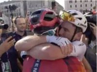  ?? RR
FOTO ?? Een dikke, welverdien­de, deugddoend­e knuffel tussen Geraint Thomas en Mark Cavendish.