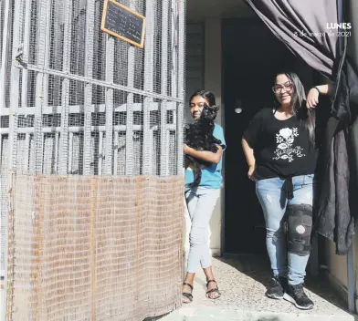  ?? vanessa.serra@gfrmedia.com ?? Yesenia Pagán, residente en San Juan, ha recurrido a la venta de dulces y de manualidad­es para poder tener ingresos suficiente­s para ella y su hija, Aleera.