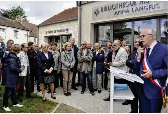  ??  ?? L’inaugurati­on de la bibliothèq­ue et de l’esplanade a donné lieu à une cérémonie.