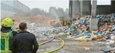  ?? Foto: Karl Aumiller ?? Plastik hat in Bächingen Feuer gefangen. Mehrere Feuerwehre­n waren im Einsatz. Der Schaden beläuft sich auf mindestens 20 000 Euro.