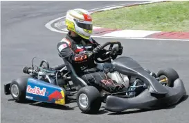  ??  ?? Checo se animó a probar un kart