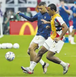  ?? ?? Mbappé y Koundé comparten vestuario en la selección francesa