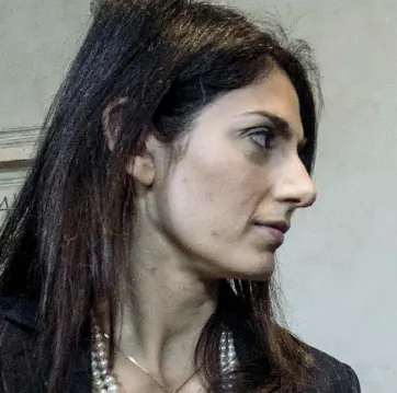  ??  ?? Nemici
La sindaca Virginia Raggi e il presidente della Regione Lazio Nicola Zingaretti