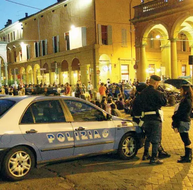  ?? Notti brave ?? Piazza Verdi e le vie limitrofe continuano a essere al centro del dibattito cittadino tra movida, rispetto dei diritti altrui, rivendicaz­ioni politiche e fenomeni che chiamano in causa le forze dell’ordine come il rave del weekend scorso La vicenda