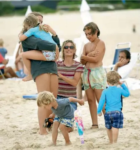  ??  ?? “La verdad es que estoy angustiada. Fue algo horrible y me pegó mucho.” Al mal trago, día de playa. Botana se relajó un poco en José Ignacio con Sofía, María Inés y Santiago, tres de sus siete herederos.