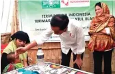  ?? SETPRES/RUSMAN ?? BERIKAN DUKUNGAN: Presiden Jokowi saat mengunjung­i kamp pengungsi Rohingya di Cox’s Bazar, Bangladesh, kemarin.