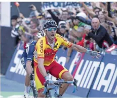  ?? FOTO: EISENBAUER/APA / AFP ?? Der umstritten­e Altmeister Alejandro Valverde ist in Innsbruck mit 38 Jahren zum ersten Mal Rad-Weltmeiste­r geworden.