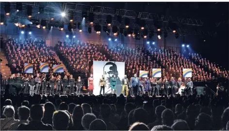  ?? FOTO: EPD-BILD/STEFAN AREND ?? 1200 Stimmen im Chor hinter der Bühne, 4500 Zuschauer in der Grugahalle. Da kam Gänsehaut-Gefühl auf beiden Seiten auf.
