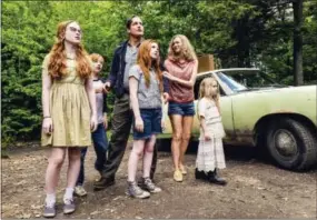  ?? JAKE GILES NETTER — LIONSGATE VIA AP ?? This image released by Lionsgate shows, from left, Sadie Sink, Charlie Shotwell, Ella Anderson, foreground center, Woody Harrelson, Naomi Watts and Eden Grace Redfield in “The Glass Castle.”