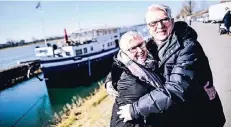  ?? FOTO: BRETZ ?? Willi und Gisela Verhoeven aus Meerbusch haben sich früher in einer Laube am Rhein getroffen und auf der „Rheintreue“Polteraben­d gefeiert.