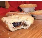  ?? FOTO: DPA ?? Die Füllung von Mince Pies besteht meist aus Nüssen, Trockenfrü­chten und Ingwer.