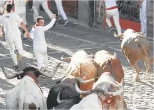  ?? // EFE ?? El corredor Pablo Sánchez (mano arriba) dedicó el encierro a su padre