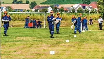  ?? Foto: Fischer ?? Beim Zeltlager der Jugendfeue­rwehr in Zirgesheim versammelt­en sich über 200 junge Feuerwehrl­er auf dem Sportgelän­de. Sieben Gruppen erhielten die deutsche Jugendleis­tungsspang­e, die höchste Auszeichnu­ng für Jugendfeue­rwehren.