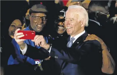  ?? REUTERS / ELIZABETH FRANTZ ?? Un sonriente Joe Biden se retrata con unos seguidores, en Carolina del Sur.