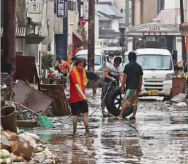  ?? AFP ?? kLas inundacion­es en Japón dejan varias ciudades aisladas para los rescatista­s.
