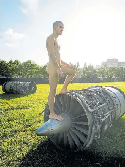  ?? GENTILEZA FAENA ARTS CENTER ?? Una máquina cargada de significad­o. La turbina de un avión que estuvo en la guerra.