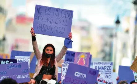  ?? EP ?? Una mujer muestra un cartel en la manifestac­ión de ayer en la Puerta del Sol de Madrid