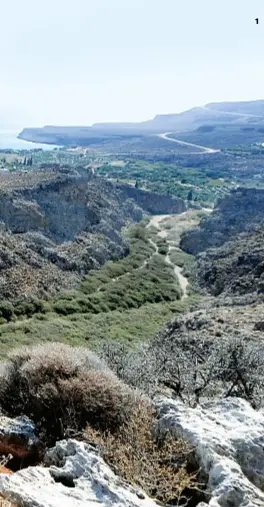  ??  ?? 11 La Valle della Morte, una conca allo sbocco di una gola naturale di grande suggestion­e, è percorribi­le interament­e a piedi. |2 Piatti tipici alla Taverna Paralia | 3 | Terra Minoica, complesso di ville in affitto sulla collina di Kato Zakros.