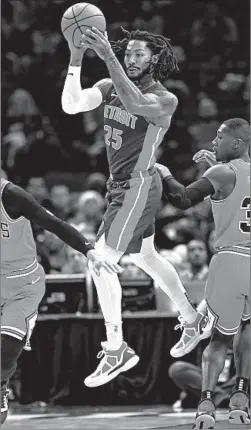  ?? JOHN J. KIM/CHICAGO TRIBUNE ?? Pistons guard Derrick Rose passes the ball against the Bulls in the first quarter on Friday night at the United Center.