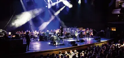  ??  ?? HACKETT LIVE WITH THE ORCHESTRA ON HIS RECENT TOUR. AN ARMY OF GENERALS!