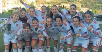  ??  ?? FELICIDAD TOTAL. Las jugadoras de la Selección celebran en Petrovac la goleada a Montenegro.