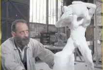  ??  ?? Rodin convierte la vida del escultor en una fría biografía