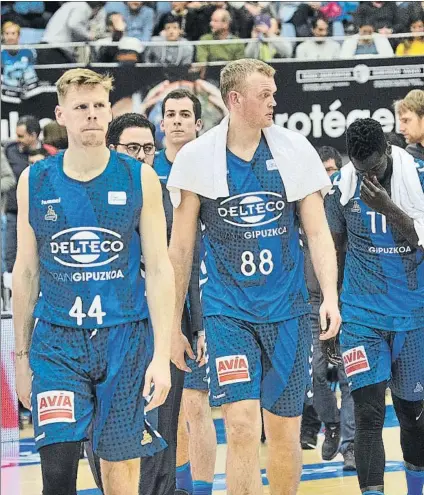  ?? FOTO: EFE ?? En guardia Los jugadores del Gipuzkoa Basket enfilan hacia la cancha con rostros serios de concentrac­ión. No dan el partido por perdido