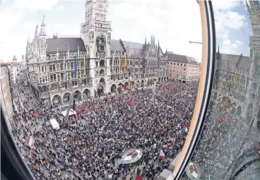  ??  ?? 30.000 Menschen demonstrie­ren auf dem Münchner Marienplat­z gegen das bayerische Polizeiges­etz. Und in NRW?