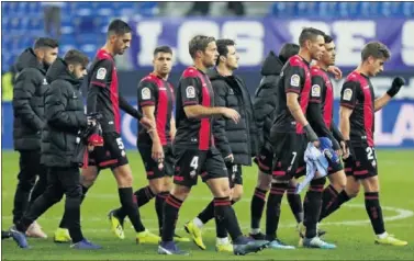  ??  ?? PLANTILLA. Los jugadores del Reus abandonan La Rosaleda tras vencer al Málaga.