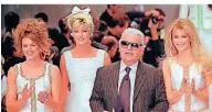  ?? FOTO: REMY DE LA MAUVINIERE/DPA ?? Claudia Schiffer mit Karl Lagerfeld, Linda Evangelist­a und Cindy Crawford im Jahr 1995.