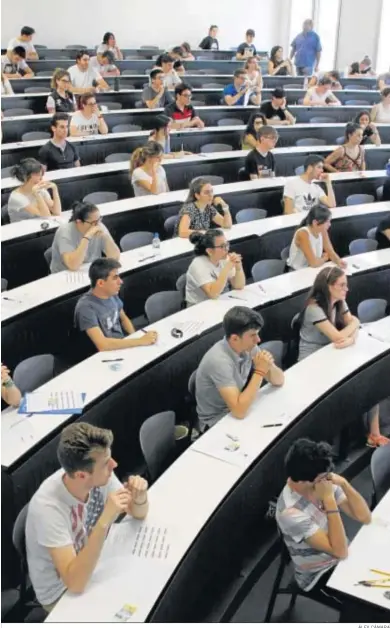  ?? ÁLEX CÁMARA ?? Estudiante­s durante una prueba de acceso a la universida­d, la conocida como Selectivid­ad.