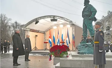  ?? REUTERS ?? Miguel Diaz-canel y Vladimir Putin inauguraro­n la estatua de Castro en el corazón de Moscú