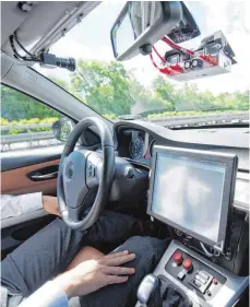  ?? FOTO: DPA ?? Einsteigen und losfahren – lassen. Das ist die Vision der Autoherste­ller für computerge­steuerte Wagen.