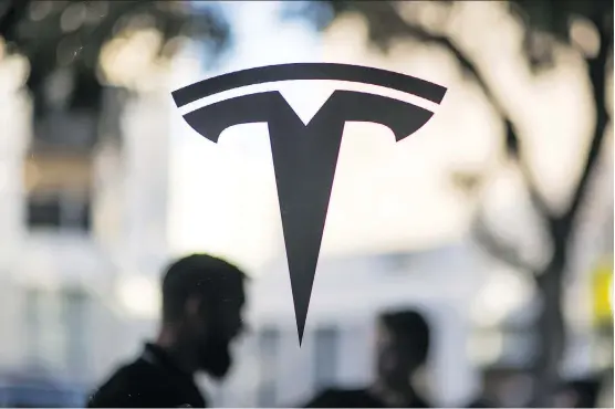 ?? DAVID PAUL MORRIS/BLOOMBERG FILES ?? Tesla fell as much as 8.6 per cent Thursday after CEO Elon Musk dismissed analysts’ questions on another quarter in which the firm burned more than US$1 billion in cash. “Clearly, he seems fatigued and frustrated,” said analyst James Albertine. “It was...