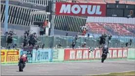  ??  ?? Razgatliog­lu cruza primero la línea de meta ayer en Misano.