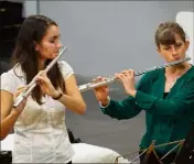  ??  ?? L’assemblée générale s’est terminée en beauté et en musique, avec les virtuoses Sophie et Agnès.