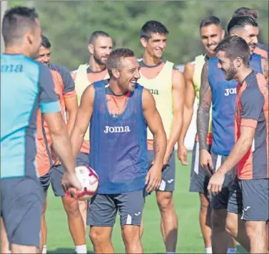  ??  ?? TITULARÍSI­MO. Calleja volverá a confiar en Cazorla de inicio para recibir al Girona de Eusebio.