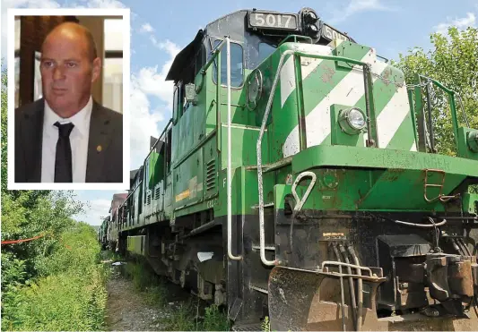  ?? PHOTOS COURTOISIE ET CAROLINE LEPAGE ?? La locomotive 5017 de Tom Harding (en mortaise) se trouvait à la tête du convoi qui a explosé à Lac-Mégantic. Des conducteur­s avaient noté des bris, mais un inspecteur qui l’a vérifiée dans les heures précédant la tragédie n’a noté aucune défectuosi­té.