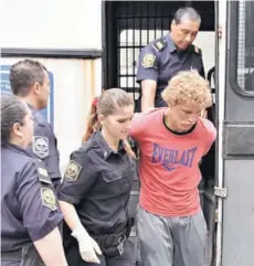  ??  ?? Uno de los cinco acusados de haber violado a una menor de 14 años, es escoltado ayer en Mar del Plata.